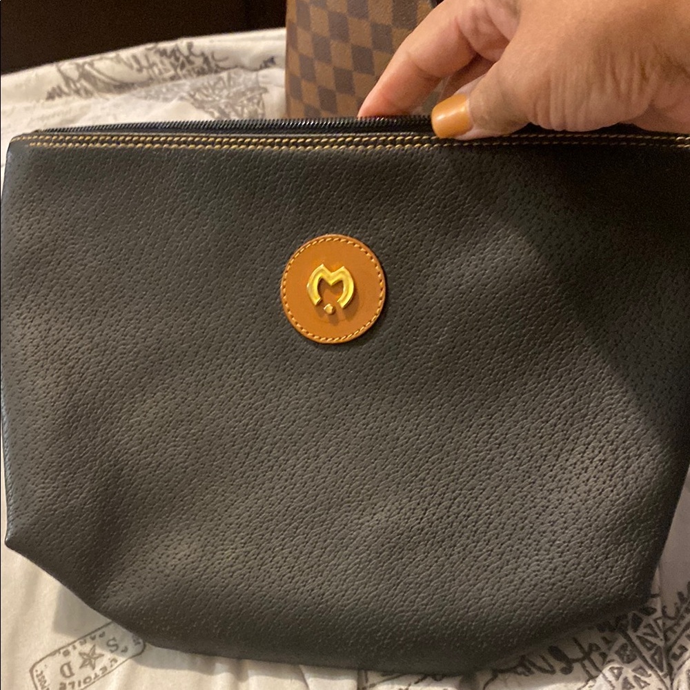 Mila seton Excellent Black and Gold leather clutch - Picture 3 of 8